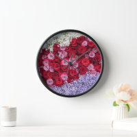 Rote und rosa Rosen mit farbenfroher Gypsophila