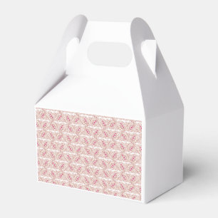 Rote und rosa Textilien auf einem gemusterten Tepp Geschenkschachtel