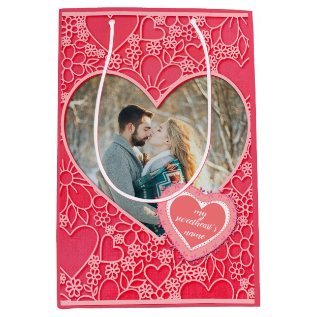 Rote und rosafarbene blumenreiche Herzen Valentins Mittlere Geschenktüte (Vorderseite)