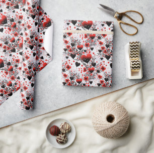 Rote und schwarze Herzen mit Blumenelementen Geschenkpapier