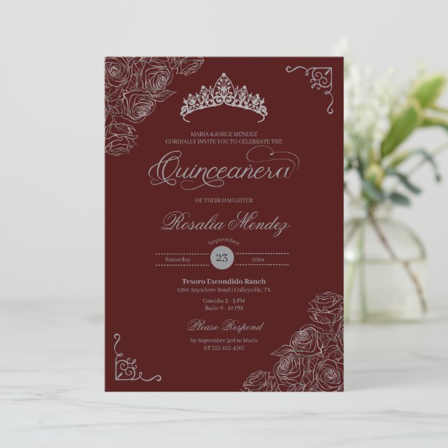 Rote und Silberne Rose Elegante Quinceñera Einladung (Stehend Vorderseite)