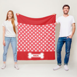 Rote und weiße Hundepuppen und Knochen mit Namen Fleecedecke