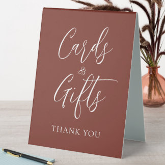 Rote und weiße Skriptkarten und -geschenke Tischaufsteller