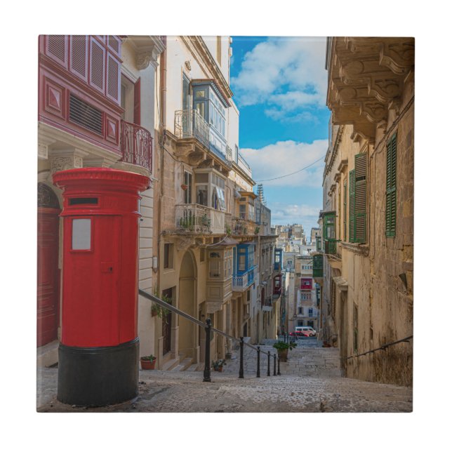 Rote Vintage Postbox in Malta Fliese (Vorderseite)