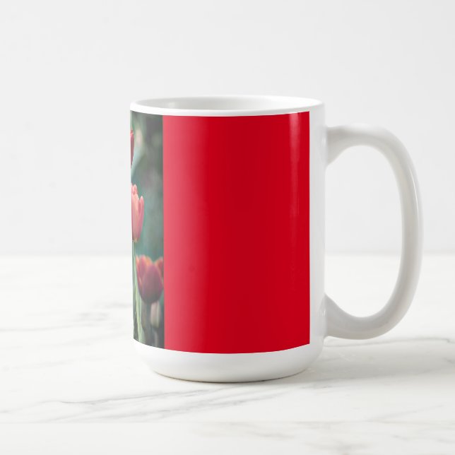 Rote Wecker-Tasse mit roten Tulpen Tasse (Rechts)