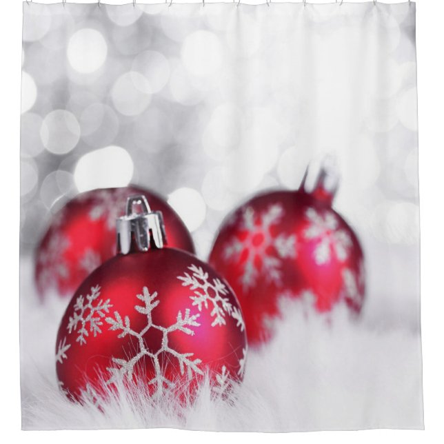 Rote Weihnachtsbälle mit Schneeflocken Duschvorhang (Vorderseite)