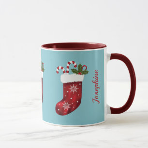 Rote Weihnachtsstrümpfe auf Blau mit individuellem Tasse