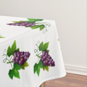 Rote Weintrauben auf Weiß Tischdecke