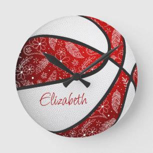 rote weiße Mädchen Boho Federn Paisley Basketball Runde Wanduhr