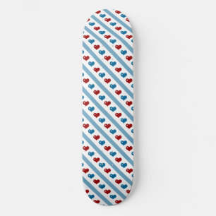 Rote, weiße und blaue Herzen und Diagonale Streife Skateboard