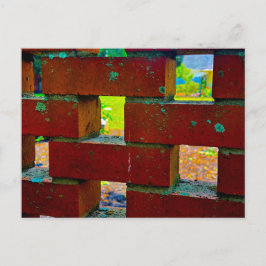Rote Ziegelblockwand mit Blick durch Löcher Postkarte