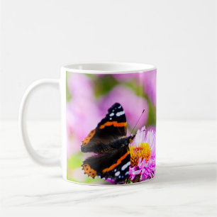 Roter Admiral-Schmetterling auf einer Tasse der Bl