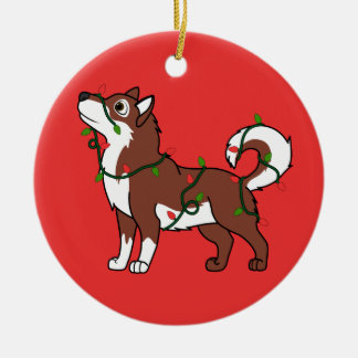 Roter alaskischer Malamute mit Weihnachtslichtern Keramikornament