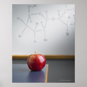Roter Apfel auf dem Schreibtisch der Lehrer Poster