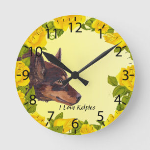 Roter australischer Kelpie auf gelben Rosen Runde Wanduhr