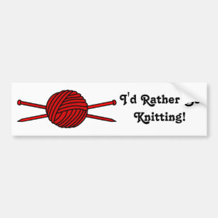 Roter Ball des Garns u. der Stricknadeln Autoaufkleber