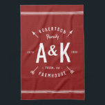 Roter Bauernhof Arrow Monogram | Editierbare Farbe Geschirrtuch<br><div class="desc">Bauernhaus Ferienhaus Küchentuch personalisiert mit Ihrem Familiennamen,  Monogramm Initialen,  Stadt und etablierte Datum in einem trendigen Logo-Wappen. Verwenden Sie die Designtools,  um eine beliebige Hintergrundfarbe auszuwählen,  die Schriftart und Farben zu bearbeiten oder eigene Fotos hochzuladen,  um ein solches Design zu erstellen. Die perfekte Touch für Ihre moderne Bauernküche!</div>