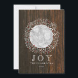 Roter Beeren-Kranz   Scheunen-Holz-Weihnachten Feiertagskarte<br><div class="desc">Eine rustikale Weihnachtskarte,  die eine Illustration eines weißen Kranzes mit roten Beeren über einem dunklen hölzernen Hintergrund kennzeichnet.  Personifizieren Sie mit Ihrem Fotoinnere Wreath.  Personifizieren Sie den Text unter Kranz.</div>