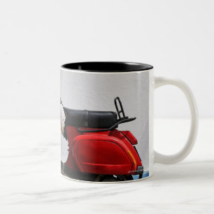 Roter Bewegungsroller durch Wand, Stromboli Insel, Zweifarbige Tasse