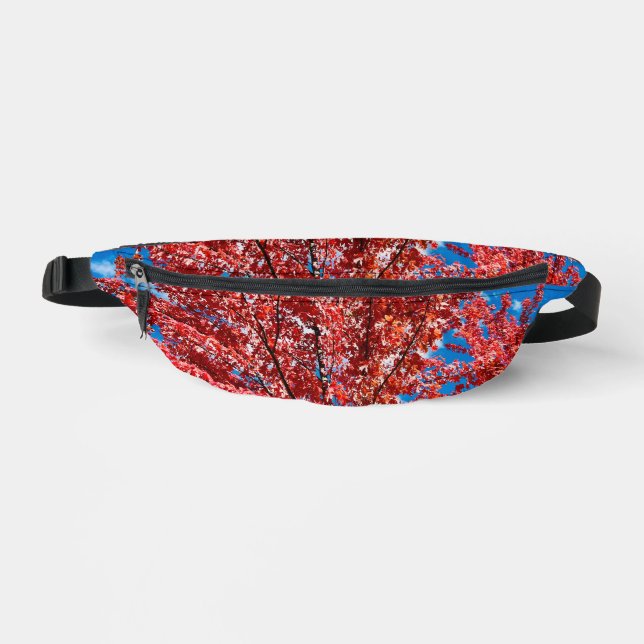 Roter Blätterbaum im Herbst Bauchtasche (Vorderseite)