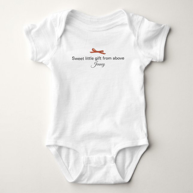 Roter Bogen Kleines Geschenk von oben und Name Baby Strampler (Vorderseite)