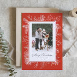 Roter botanischer Rahmen Frohe Weihnachtsfeier Fot Feiertagskarte<br><div class="desc">Frohe Weihnachten! Senden Sie Weihnachten Grüße mit dieser Vintagen Thema Urlaub Fotokarte. Es zeigt Vintage Linien von Pinecones,  Kiefernnadeln und Hollies mit rotem Hintergrund. Personalisieren Sie Ihre Daten,  indem Sie Foto,  Namen,  Jahr und Nachricht hinzufügen. Diese Weihnachtskarte ist in anderen Farben erhältlich. Matching-Elemente sind verfügbar.</div>