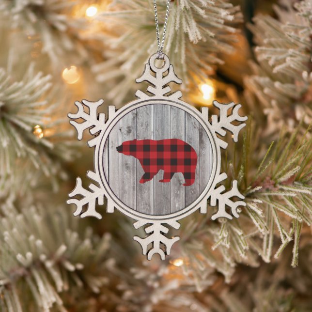 Roter Büffel karierter Bär aus rustikalem Wald Schneeflocken Zinn-Ornament (Baum)