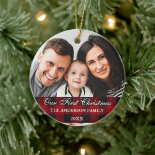 Roter Büffel-Karo Familien-Weihnachten Keramik Ornament