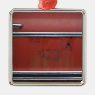 Roter Chevy mit silberner Ausstattung Silbernes Ornament