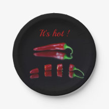 Roter Chili auf schwarzem Foto mit Text