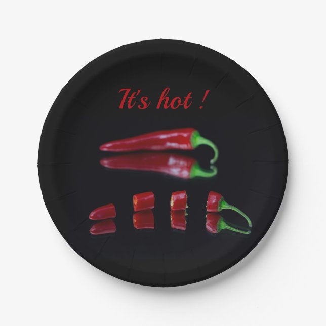 Roter Chili auf schwarzem Foto mit Text Pappteller (Vorderseite)