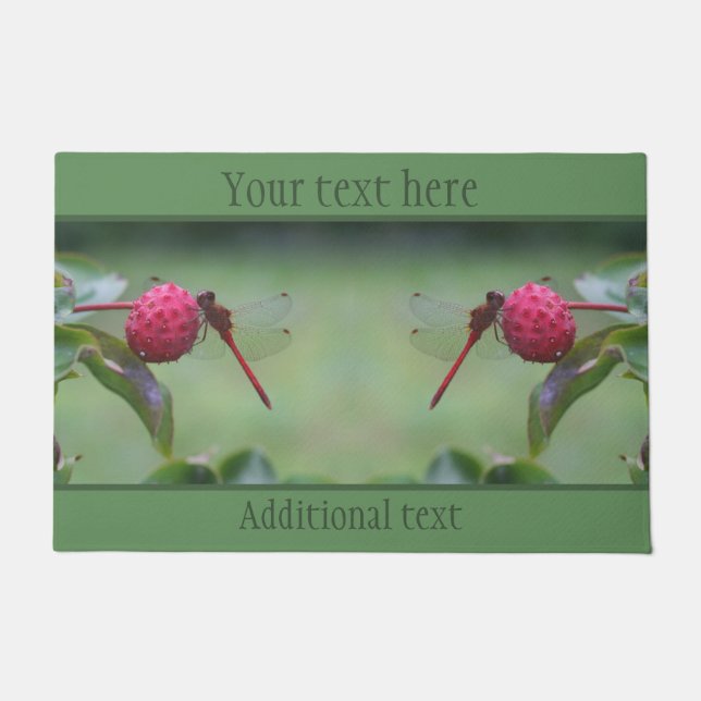 Roter Dragonfly auf Dogwood Frucht Personalisiert Fußmatte (Vorderseite)