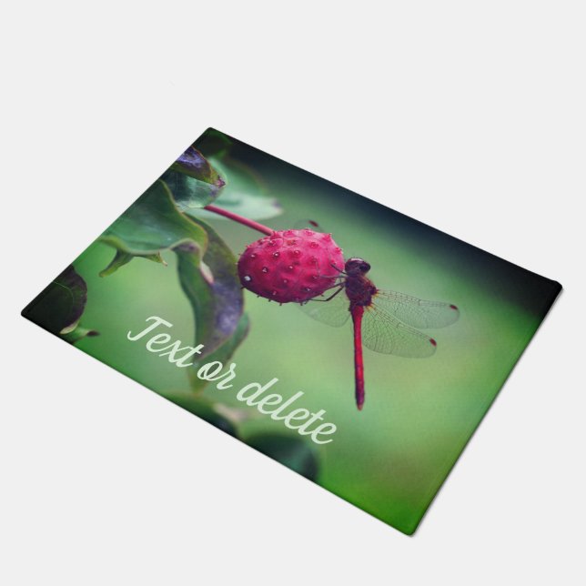 Roter Dragonfly auf Dogwood Frucht Personalisiert Fußmatte (Schrägansicht)