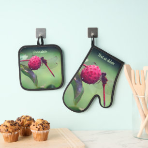 Roter Dragonfly auf Dogwood Frucht Personalisiert Ofenhandschuh & Topflappen-Set