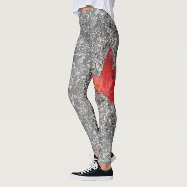 Roter Fall in Regen auf grauer, strukturierter Str Leggings (Links)