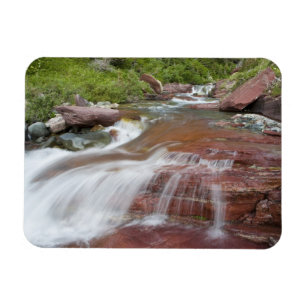 Roter Felsen im Baring Creek im Glacier National Magnet
