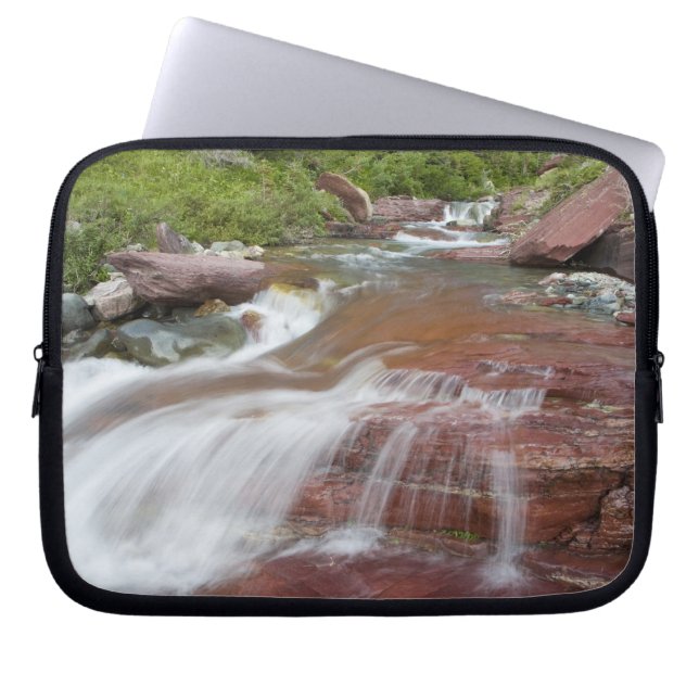 Roter Felsen in Baring Creek im Glacier National Laptopschutzhülle (Vorderseite)
