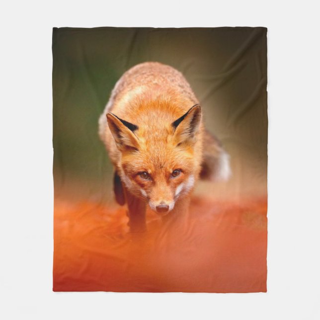 Roter Fuchs auf orangefarbenen Herbstblättern. Nie Fleecedecke (Vorderseite)