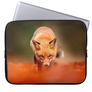 Roter Fuchs auf orangefarbenen Herbstblättern. Nie Laptopschutzhülle