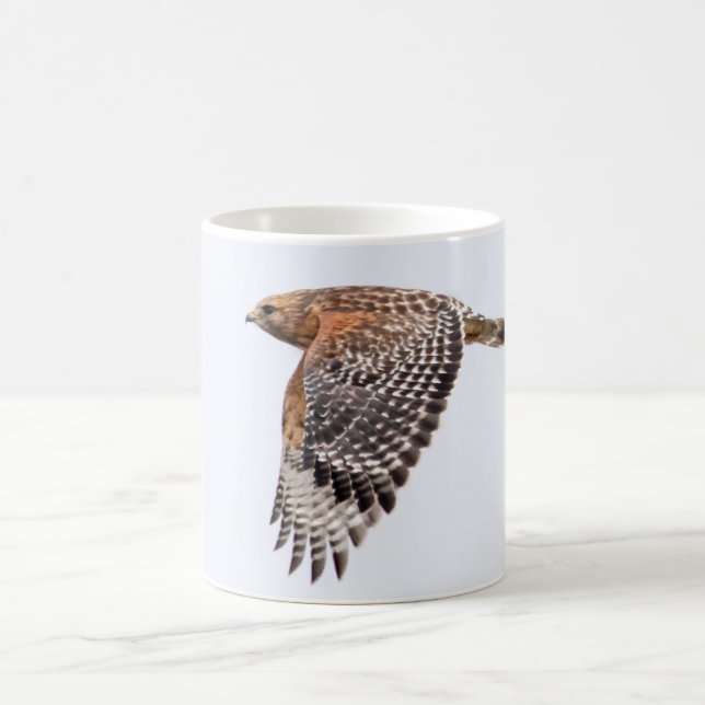Roter geschulterter Falke im Flug Kaffeetasse (Mittel)