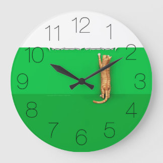 Roter getigerter Kater zerreißt Papier rund um die Große Wanduhr