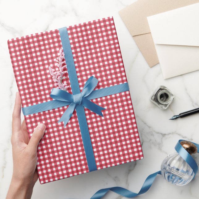 Roter Gingham Charme Geschenkpapier (Schenken)