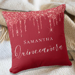 Roter Glitzer-Tropfen Quinceanera Kissen<br><div class="desc">Ein Kissen für eine Quinceañera, 15 Jahre alt Mädchen Zimmer. Ein roter Hintergrund mit Imitaten roten Glitzer Tropfen, Farbe tropfend aussehen. Der Text: Quinceañera ist in Weiß geschrieben mit großen modernen Handschrift Schrift. Personalisieren und einen Namen hinzufügen.</div>