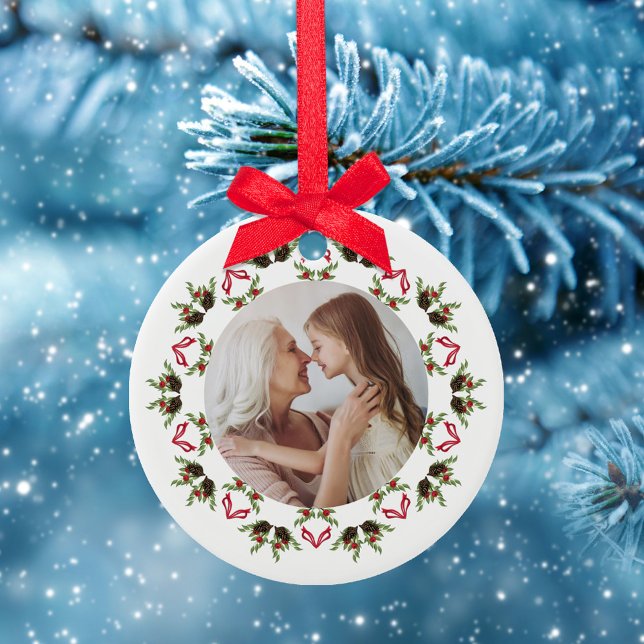 Roter grüner Weihnachtskranz Vorlage Keramik Ornament (Christmas greenery, pine cones, and holly berries mandala photo ceramic ornament. )