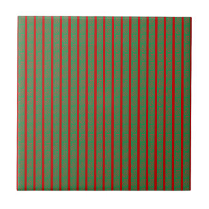 Roter grüner Weihnachtsstrumpf auf grünem Rot Fliese