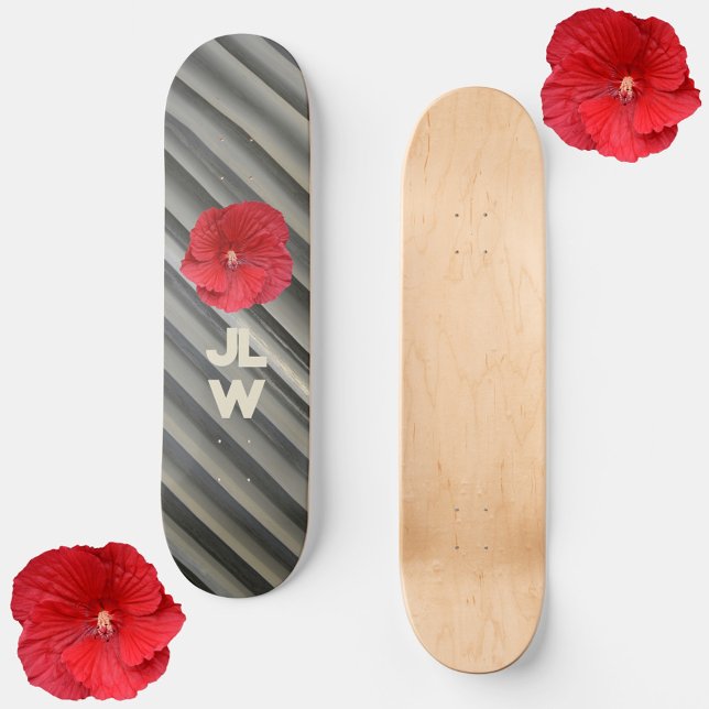Roter Hibiskus Moderne, schlaue graue Streifen Skateboard (Von Creator hochgeladen)