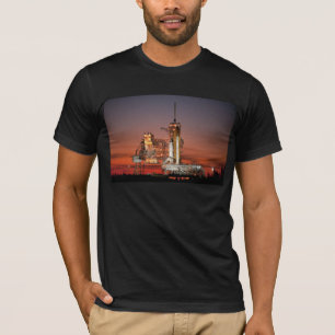 Roter Himmel beim Start der Raumfähre Atlantis T-Shirt