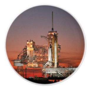 Roter Himmel für den Start der Raumfähre Atlantis Keramikknauf