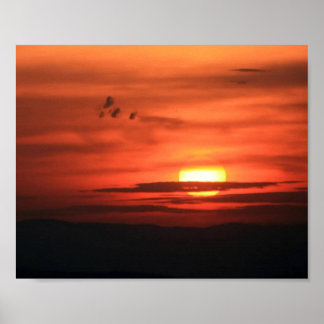 Roter Himmel über dem Tal Poster