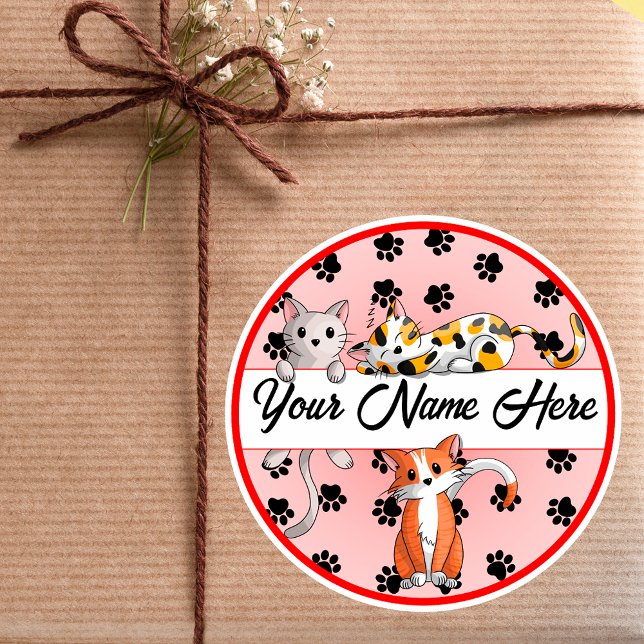 Roter Hintergrund mit Niedlichen Kätzchen Runder Aufkleber (Von Creator hochgeladen)